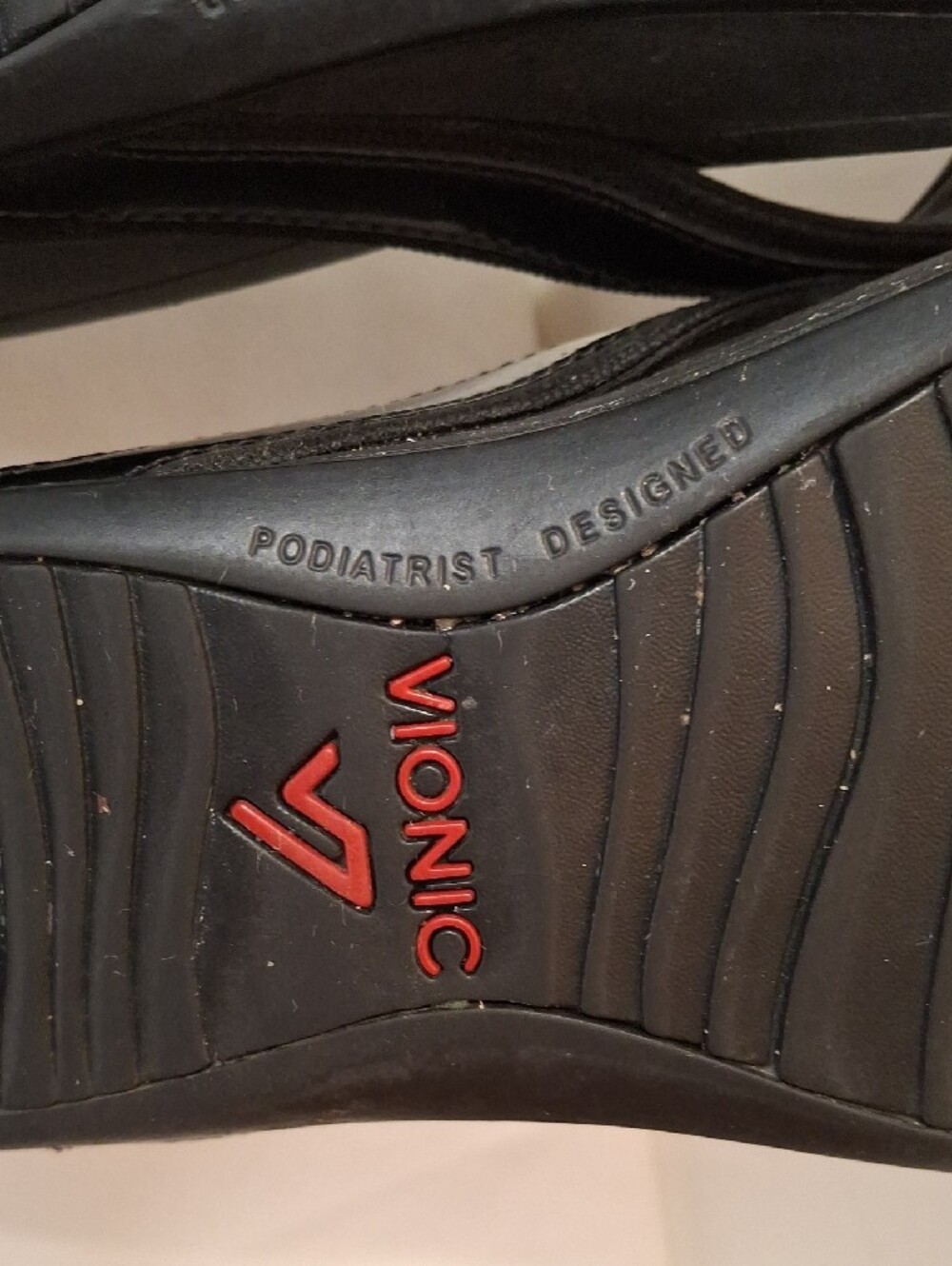 Vionic Women's Black Synthetic Comfort Thong Flip Flops, with Patent Straps - Picture 10 of 10